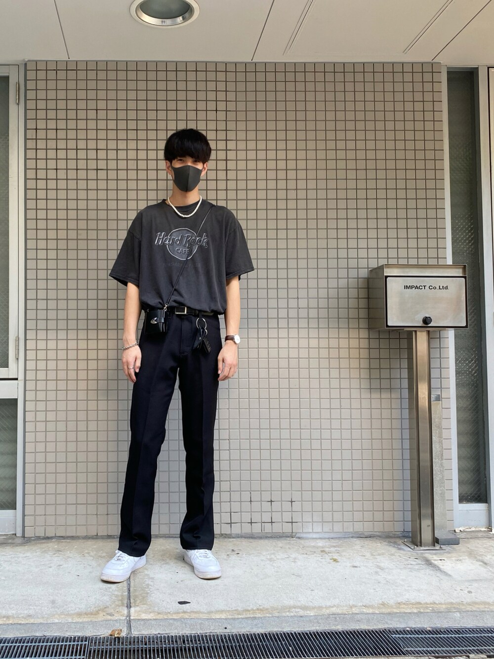 「シンプルコーデ、休日コーデ、スニーカー、白スニーカー、オールブラック、パールネックレス、Hard rock cafe、TOGA PULLA、AF1、古着」｜「NIKEのNIKE AIR FORCE 1 '07 / ナイキ エア フォース 1 '07 【SP】（スニーカー、ホワイト系）」を使った、浅井組さん（メンズ・185cm）の夏コーディネートの1枚目の写真