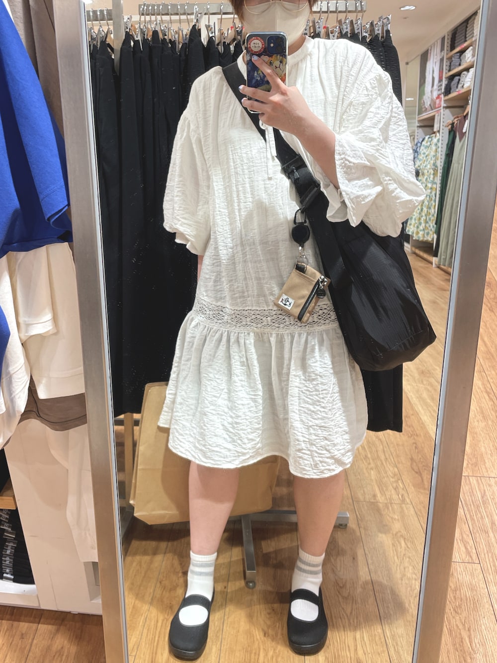 ブラック系のバレエシューズ、ホワイト系のワンピース、ブラック系のショルダーバッグを着用したレディースの夏コーディネートの1枚目の写真