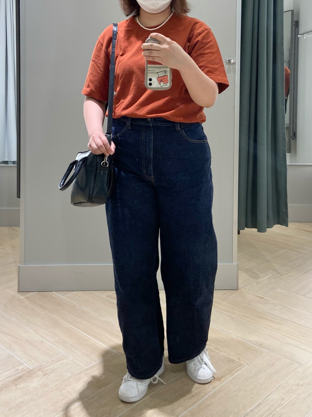 「ユニクロ、パールネックレス、デニム」｜「UNIQLOのクルーネックT（半袖）（Tシャツ/カットソー、オレンジ系）」を使った、こーん。さん（レディース・166cm）の秋コーディネートの1枚目の写真