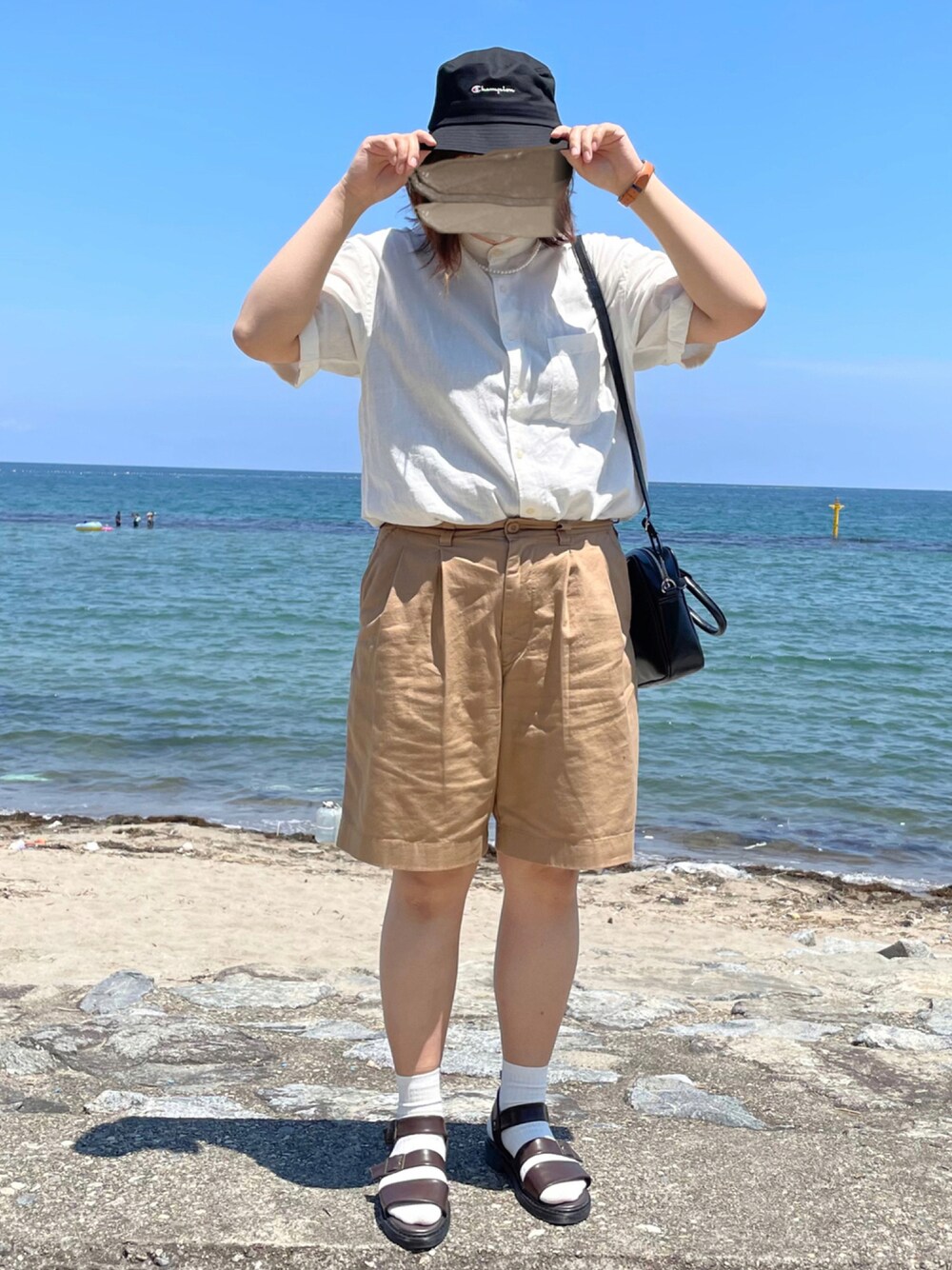 「夏コーデ、休日コーデ、海、大人カジュアル、ハーフパンツ」｜「GUのアイテム（シャツ/ブラウス、ホワイト系）」を使った、こーん。さん（レディース・166cm）の夏コーディネートの1枚目の写真