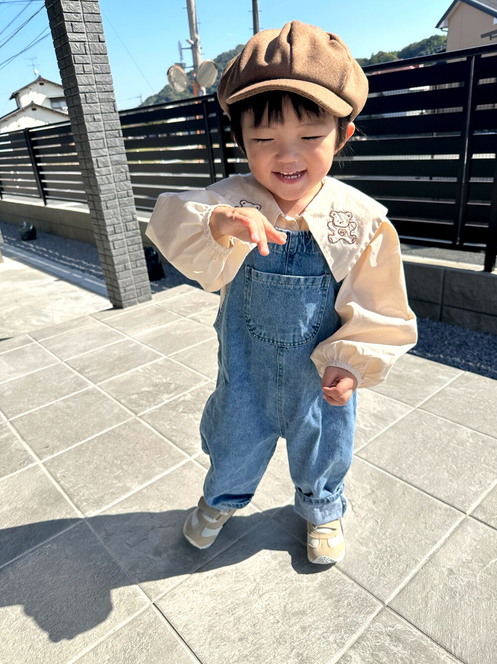 「キッズファッション、キッズコーデ、デニム、男の子コーデ、ベビーコーデ、サロペット、オーバーオール、キャスケット、ブラウス」｜「ASICSのasics アシックス 16-18 IDAHO MINI 4 アイダホ ミニ 4 1144A236 200 BEIGE/NAVY（スニーカー、ベージュ系）」を使った、ナつメ&あオ&ヨりさん（キッズ・90cm）の秋コーディネートの1枚目の写真