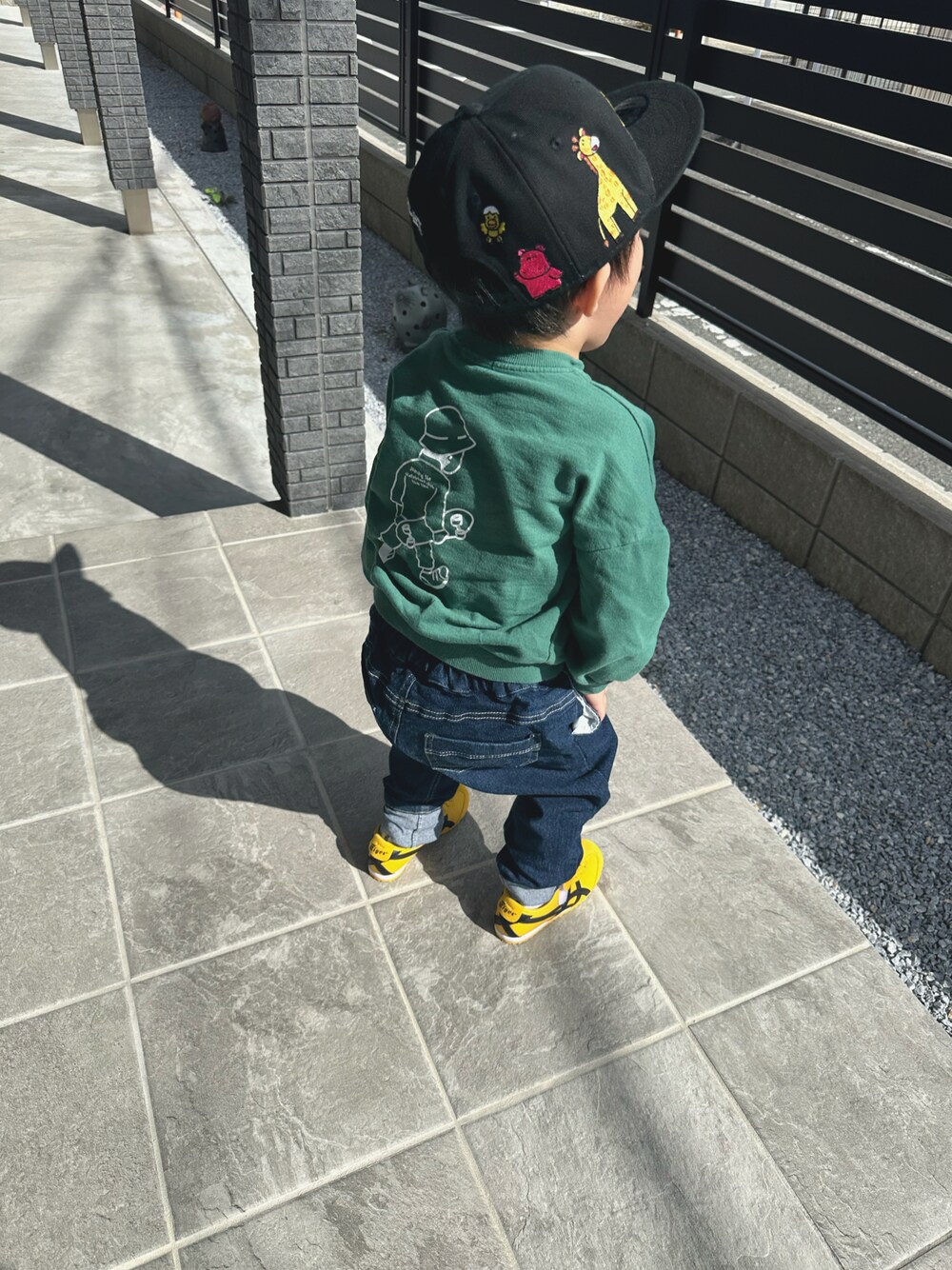 「ニューエラ、秋コーデ、キッズコーデ、キッズファッション、男の子、スニーカー、オニツカタイガー、デニム、キャップ」｜「NEW ERAのニューエラキッズ キャップ 9FIFTY たべっ子どうぶつコラボ（キャップ、ブラック系）」を使った、ナつメ&あオ&ヨりさん（キッズ・90cm）の秋コーディネートの1枚目の写真