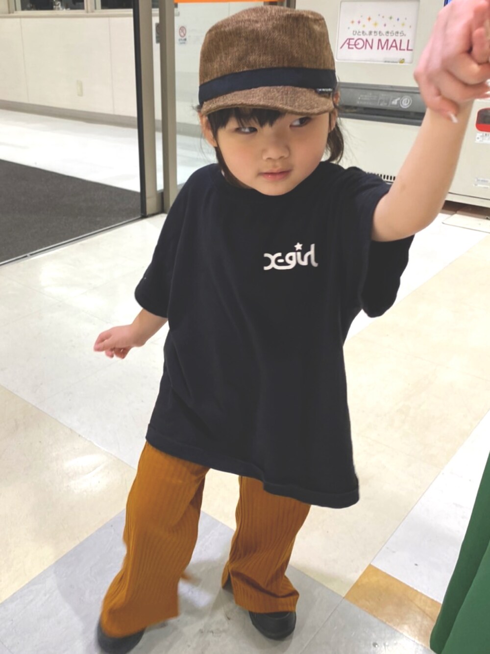 「夏コーデ、Tシャツ、シンプル、女の子、スニーカーコーデ、フレアパンツ、キッズコーデ」｜「X-girl Stagesの【オンライン限定】ヒョウ柄ボックスロゴ半袖Tシャツ（Tシャツ/カットソー、ブラック系）」を使った、ナつメ&あオ&ヨりさん（キッズ・90cm）の夏コーディネートの1枚目の写真