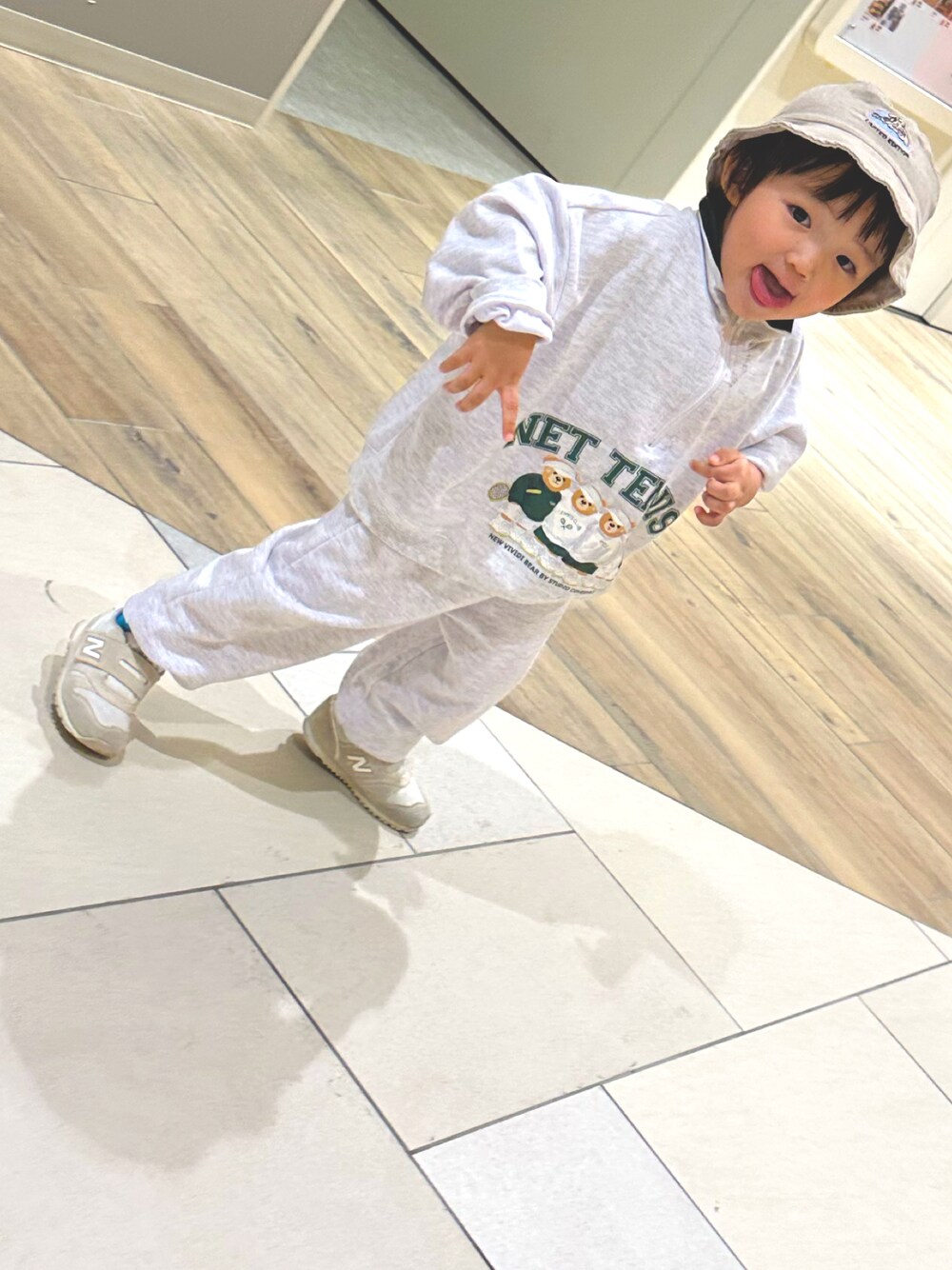 「男の子ファッション、秋コーデ、バケットハット、セットアップ、韓国子供服、2歳、こどもコーデ、秋服、むすこーで、ニューバランス、スニーカー」｜「NEW BALANCEの《New Balance》IZ373（スニーカー、ベージュ系）」を使った、ナつメ&あオ&ヨりさん（キッズ・90cm）の秋コーディネートの1枚目の写真