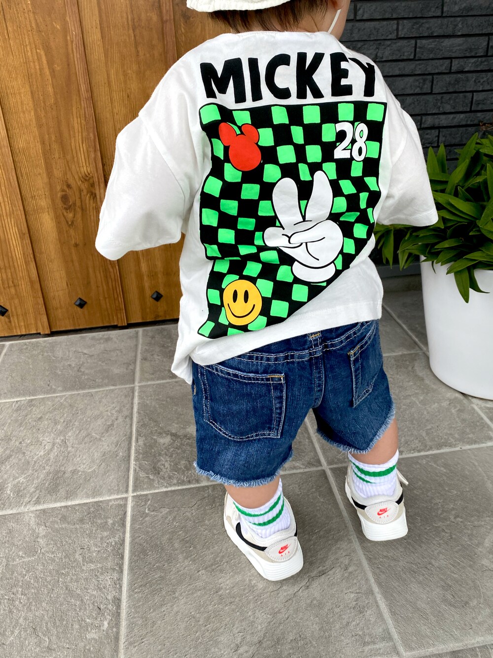 「キッズコーデ、1歳、男の子、キッズファッション、プチプラ、おとこのこ、カジュアルコーデ、ナイキスニーカー、エアマックス」｜「ZARA KIDSのアイテム（Tシャツ/カットソー、ホワイト系）」を使った、ナつメ&あオ&ヨりさん（キッズ・90cm）の夏コーディネートの1枚目の写真