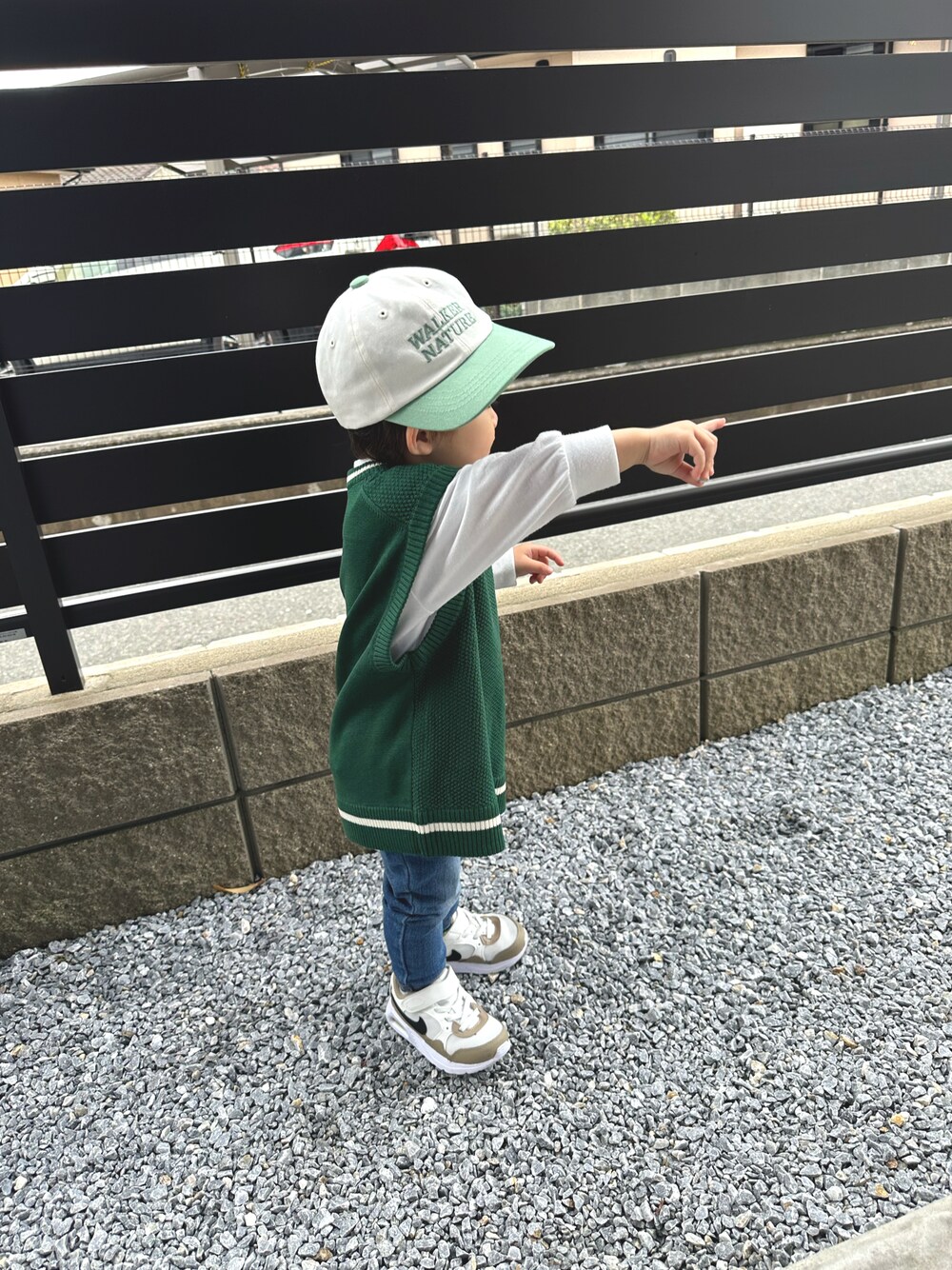 「キッズコーデ、スニーカーコーデ、ベスト、キッズファッション、男の子コーデ、春コーデ、男の子、キャップ」｜「GLOBAL WORKのラインニットベストセットプルオーバー/162530（ベスト、グリーン系）」を使った、ナつメ&あオ&ヨりさん（キッズ・90cm）の春コーディネートの1枚目の写真