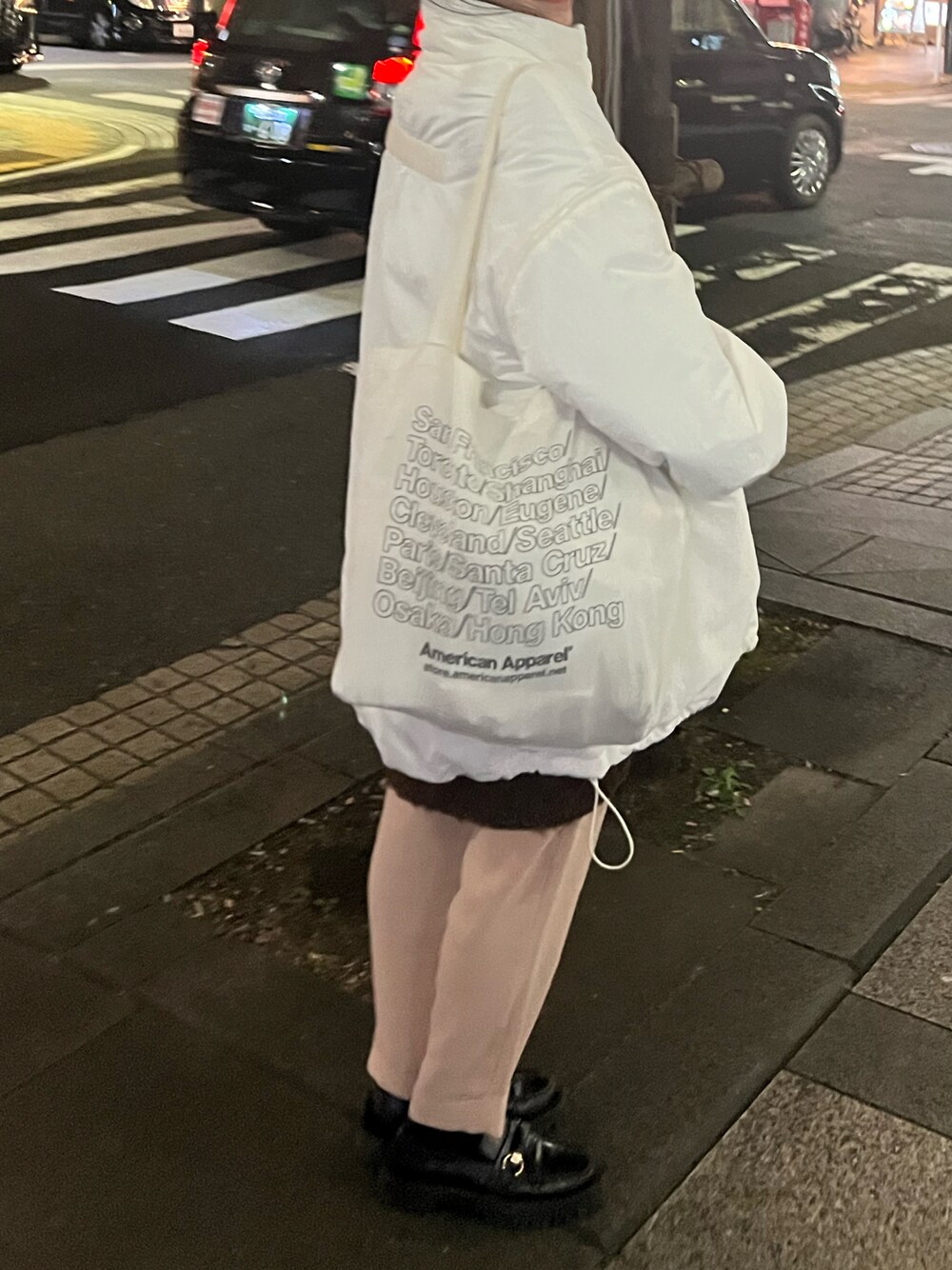 「ダウンジャケット、ダウン、ローファー、おしゃれさんと繋がりたい、パンツスタイル、スラックス、いいね、save、フォローお願いします🤑、アメリカンアパレル、トートバッグ、フユコーデ、カジュアルコーデ、カジュアル」｜「JEANASISのソデ2WAY M-65コート/169187（ナイロンジャケット、ホワイト系）」を使った、フウカさん（レディース・161cm）の冬コーディネートの1枚目の写真