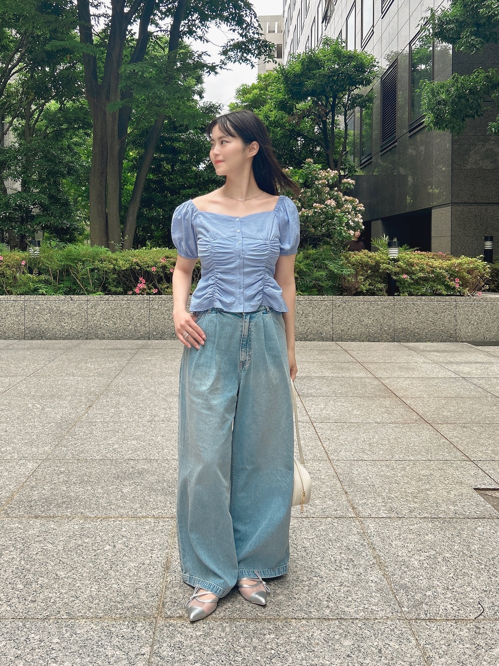 ブルー系のシャツ/ブラウス、ブルー系のその他パンツ、ホワイト系のショルダーバッグを着用したレディースの夏コーディネートの1枚目の写真