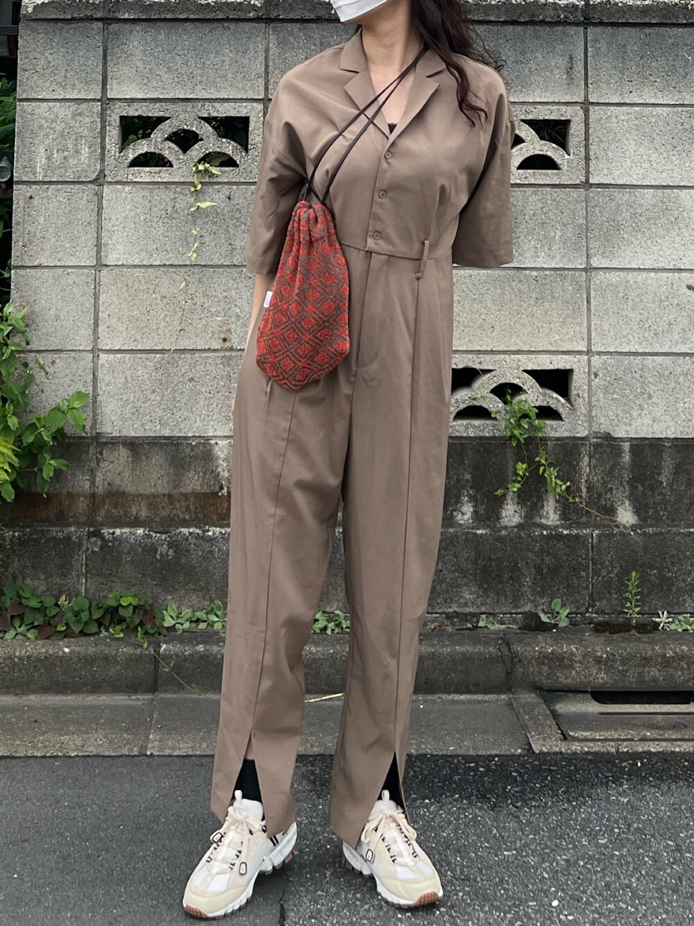 「オールインワン、ベージュ、ベージュコーデ、スニーカー、スニーカー好きと繋がりたい、休日コーデ、大人かわいい、いいね、save、フォローお願いします🤑、おしゃれさんと繋がりたい、ジャックムス、ナイキ」｜「STYLEMIXERのアイテム（オールインワン・サロペット、ブラウン系）」を使った、フウカさん（レディース・161cm）の夏コーディネートの1枚目の写真