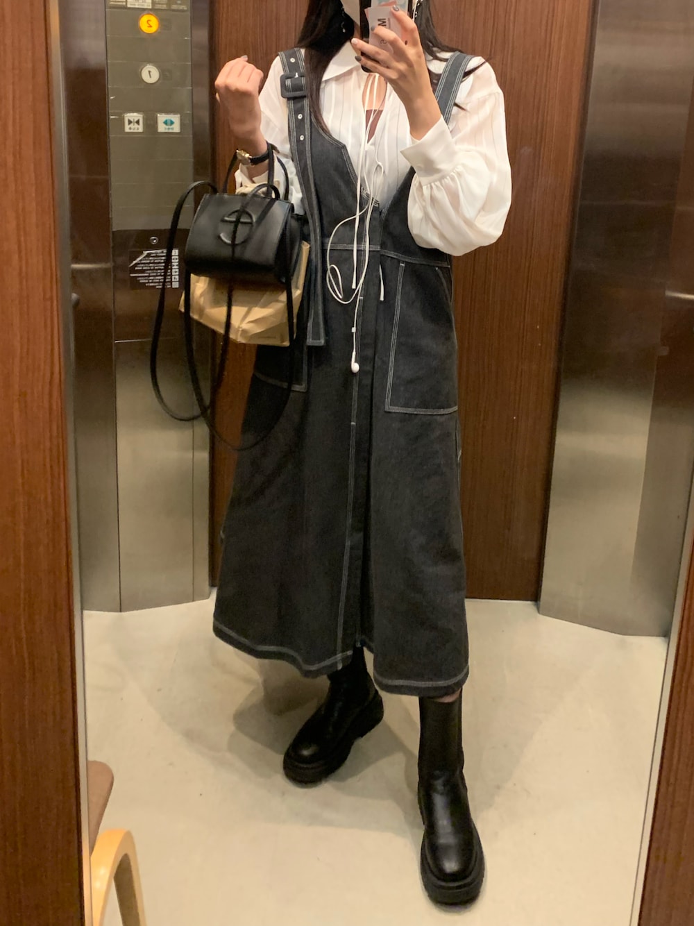 「サイドゴアブーツ、デニム、デニムワンピース、シャツスタイル、おしゃれさんと繋がりたい、いいね、save、フォローお願いします🤑、オトナカジュアル、休日コーデ、秋のコーデ、秋トレンド2021」｜「Ameriのアイテム（オールインワン・サロペット、ブラック系）」を使った、フウカさん（レディース・161cm）の秋コーディネートの1枚目の写真