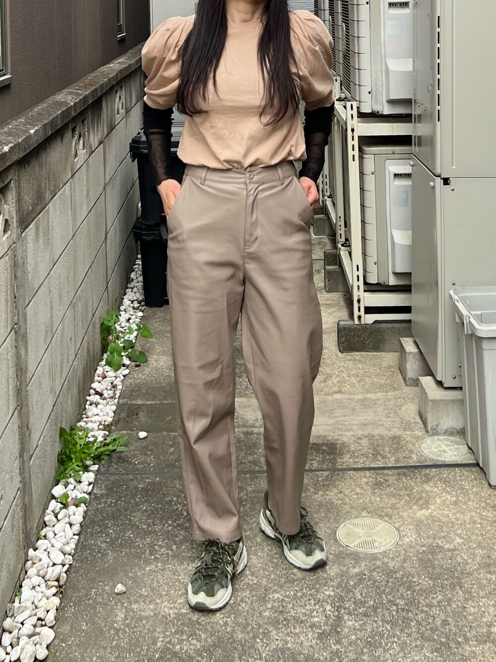 ベージュ系のパンツを着用したレディースの春コーディネートの1枚目の写真