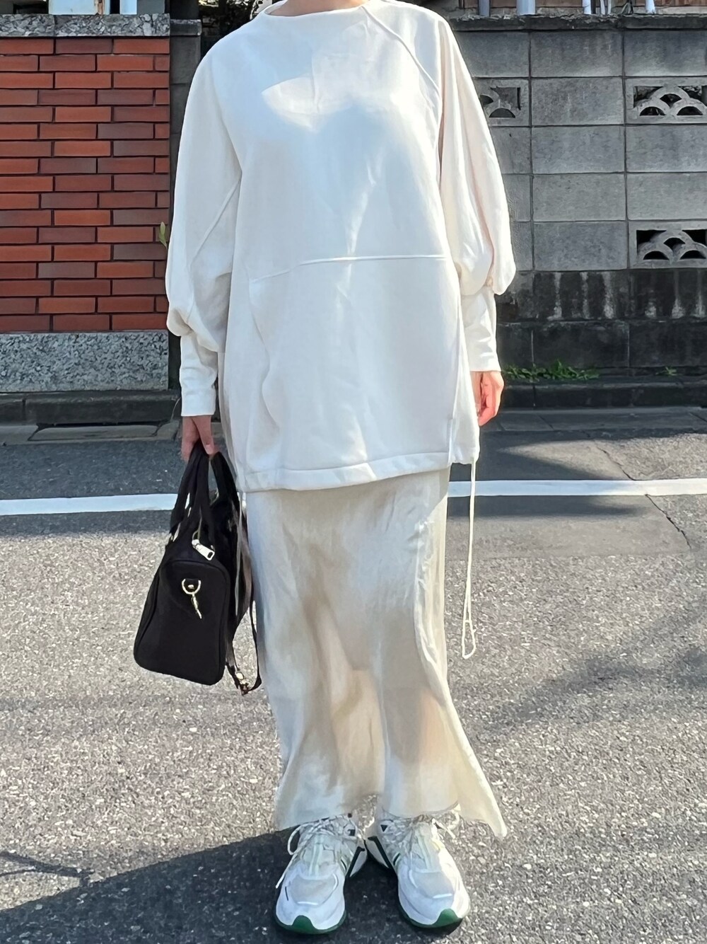 「ENOF、サテンスカート、スカート、スニーカー、おしゃれさんと繋がりたい、いいね、save、フォローお願いします🤑、ホワイトコーデ、シンプルスタイル、カジュアル、ラクチンコーデ、ootd、スウェット」｜「JEANASISのアイテム（トップス、ホワイト系）」を使った、フウカさん（レディース・161cm）の春コーディネートの1枚目の写真