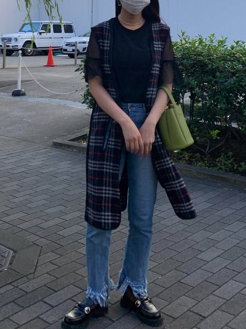 「チェック、ローファー、ベスト、デニムパンツ、カチューシャ、休日コーデ、大人かわいい、オトナカジュアル、おしゃれさんと繋がりたい、いいね、save、フォローお願いします🤑」｜「OPENING CEREMONYのアイテム（トップス、ブラック系）」を使った、フウカさん（レディース・161cm）の秋コーディネートの1枚目の写真