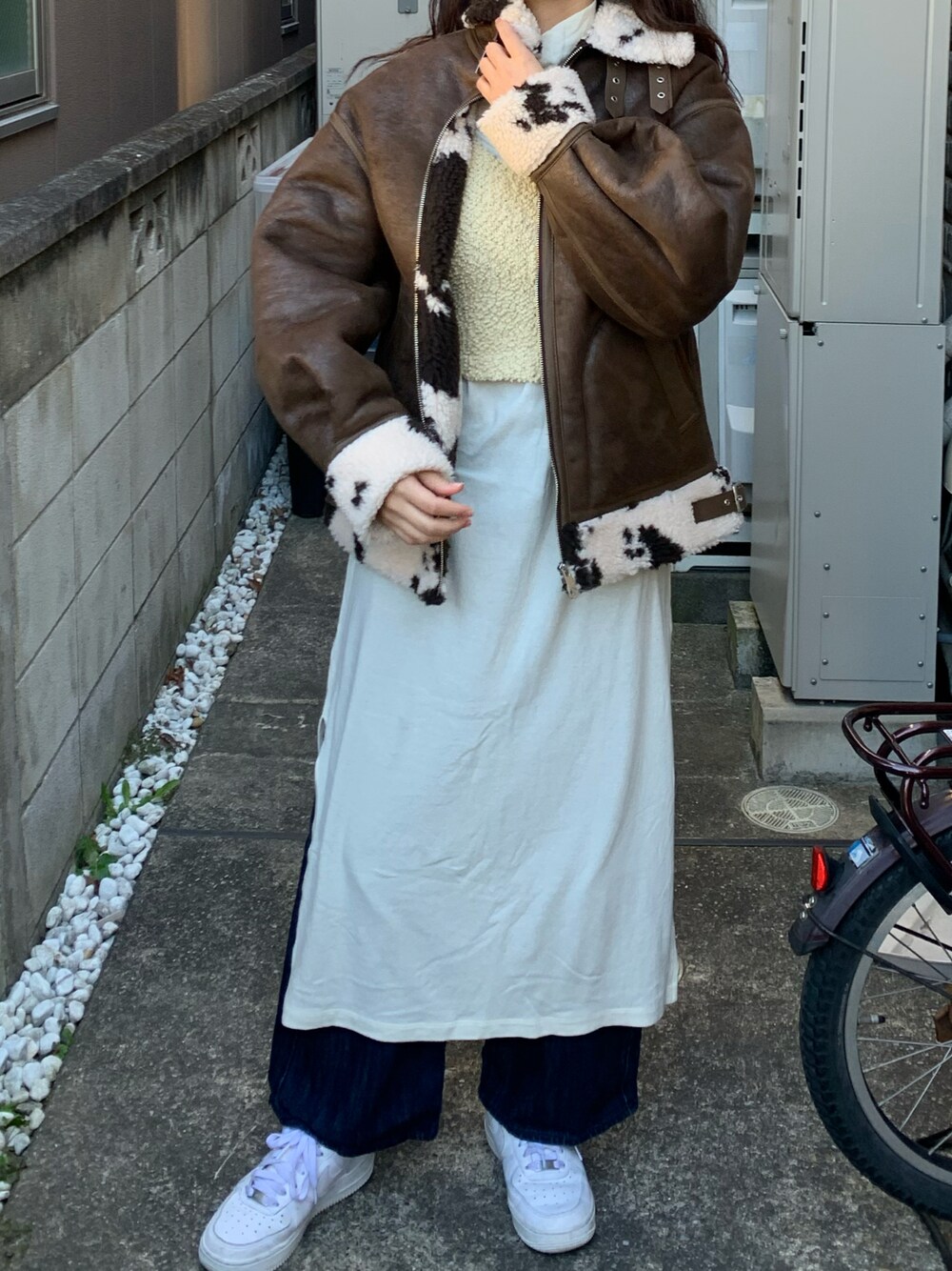 「パンツスタイル、デニムパンツ、ムートンジャケット、ワントーンコーデ、レイヤードスタイル、ナイキ、いいね、save、フォローお願いします🤑、おしゃれさんと繋がりたい、冬コーデ、カジュアル」｜「SLYのアイテム（ジャケット/アウター、ブラウン系）」を使った、フウカさん（レディース・161cm）の冬コーディネートの1枚目の写真