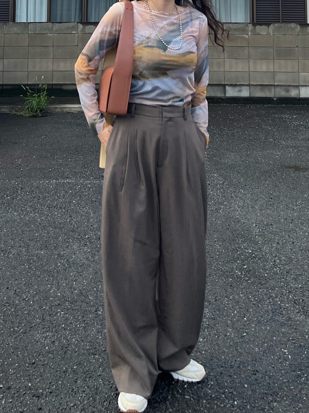 「大人かわいい、初秋コーデ、パンツスタイル、シアートップス、ジルサンダー、休日スタイル、ゆるコーデ、タックパンツ、おしゃれさんと繋がりたい、いいね、save、フォローお願いします🤑、スニーカーコーデ」｜「MARTEのアイテム（トップス、その他）」を使った、フウカさん（レディース・161cm）の秋コーディネートの1枚目の写真