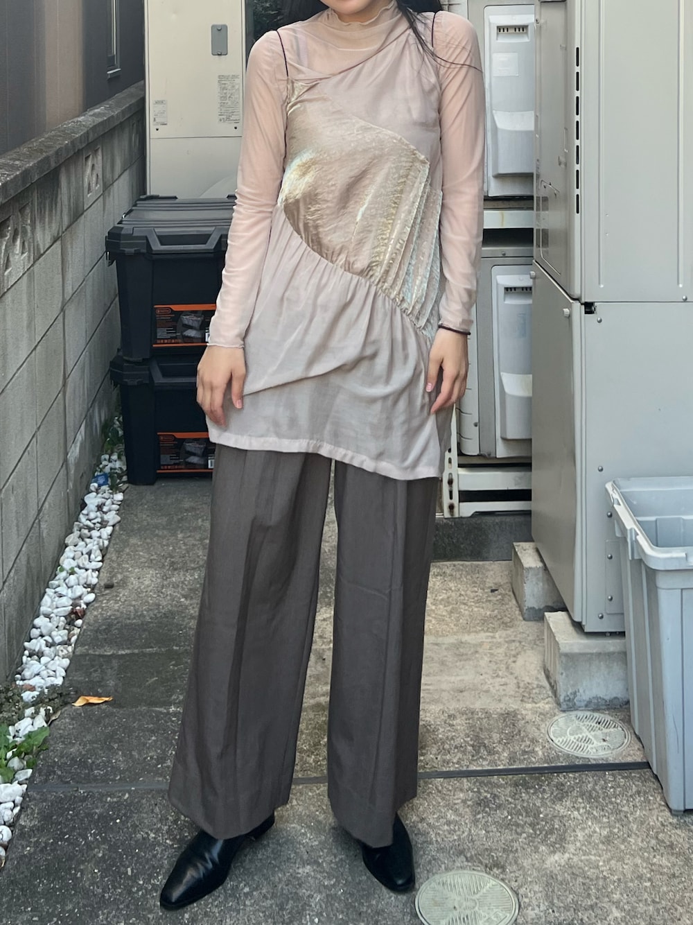 「ohotoro、タックパンツ、パンツスタイル、ブーツ、おしゃれさんと繋がりたい、いいね、save、フォローお願いします🤑、シアートップス、キレイめコーデ、大人カジュアル、秋服コーデ、AMERI」｜「Ameriのアイテム（トップス、ベージュ系）」を使った、フウカさん（レディース・161cm）の秋コーディネートの1枚目の写真