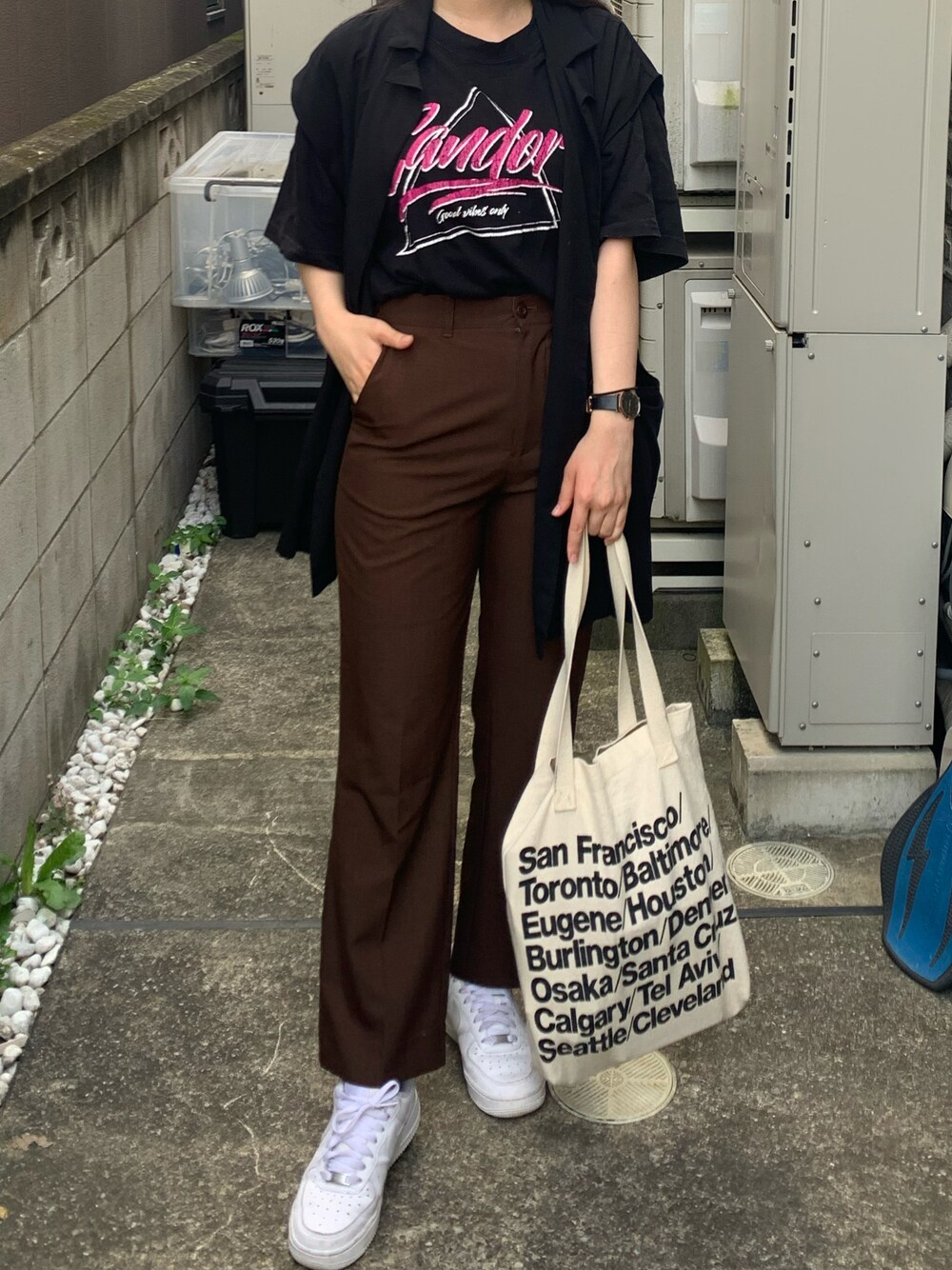 「ブラウン、NIKE、スラックスパンツ、ベスト×Tシャツ、トートバッグ、ジーナシス、カジュアルコーデ、ラクチンコーデ、おしゃれさんと繋がりたい、いいね、save、フォローお願いします🤑」｜「JEANASISのアイテム（スラックス、ブラウン系）」を使った、フウカさん（レディース・161cm）の秋コーディネートの1枚目の写真