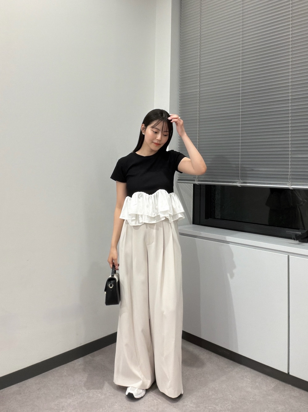 ブラック系のTシャツ/カットソー、ブラック系のショルダーバッグ、グレー系のその他パンツを着用したレディースの夏コーディネートの1枚目の写真
