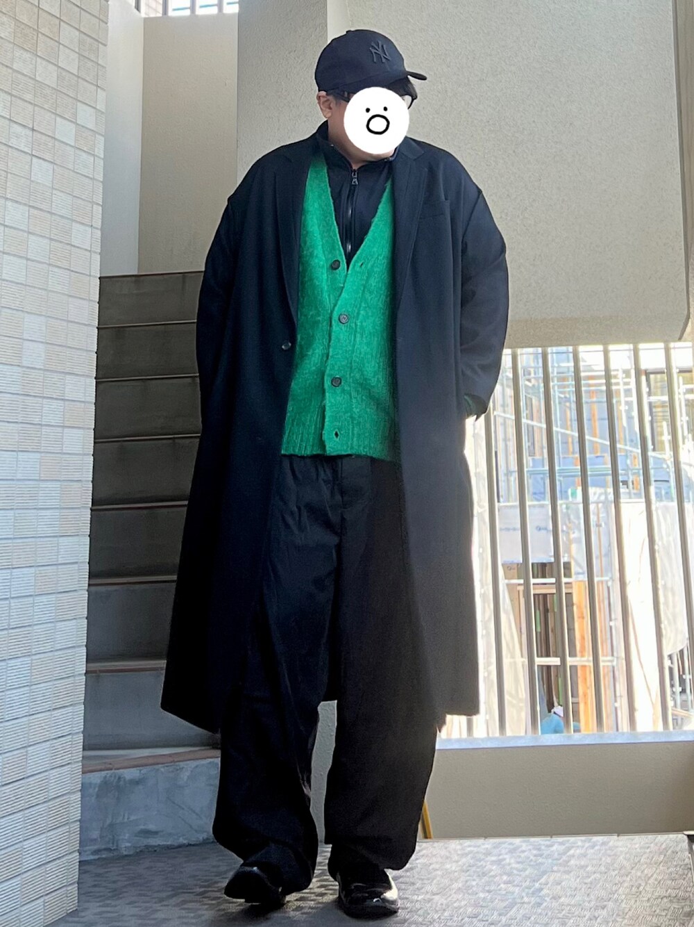 「ロングコート、春、サルエルパンツ、春服コーデ、トラックジャケット、春アウター、革靴、いいね、save、フォローお願いします🤑、カーディガン、キャップ」｜「THE RERACSのアイテム（チェスターコート、ブラック系）」を使った、moumouさん（メンズ・170cm）の春コーディネートの1枚目の写真
