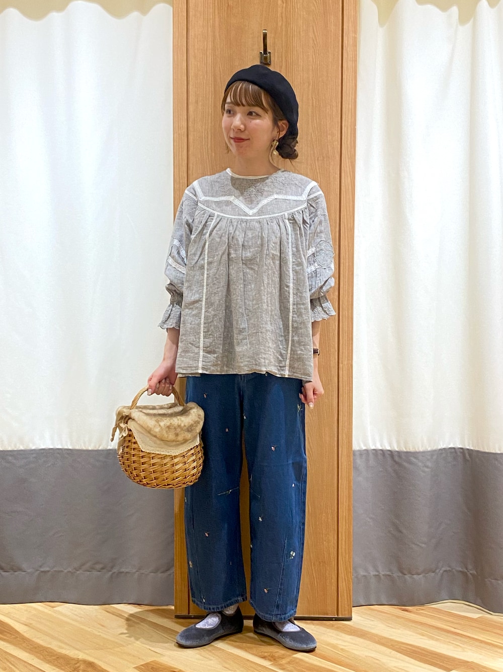 「kazumiコラボ、Samansa Mos2、SM2、ゆるコーデ、休日スタイル、パンツコーデ、秋服、ナチュラルガーリー、ベレー帽、デニム、刺繍、ベロア、レース、ブラウス、デニムパンツ」｜「Samansa Mos2のバスクベレー帽（ハット、ブラック系）」を使った、natsumeさん（レディース・162cm）の夏コーディネートの1枚目の写真