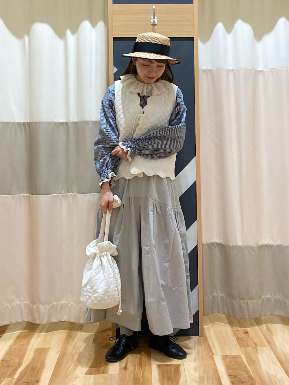 「春のNewスタイル、春服コーデ、おでかけコーデ、きれいめカジュアル、Samansa Mos2、SM2、ゆべしコラボ、ゆべし×SamansaMos2、キルトベスト、ハカマパンツ、ギンガムチェック、セーラーカラー、ナチュラル、ナチュラルガーリー、ガーリー」｜「Samansa Mos2のラフィア太リボンカンカン帽（ハット、ブラック系）」を使った、natsumeさん（レディース・162cm）の春コーディネートの1枚目の写真