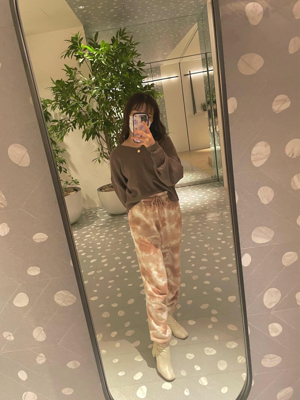 「スウェット、ニット、柄パンツ、秋のコーデ、タイダイ柄、秋色、秋服、カジュアルコーデ、ブラウンコーデ、秋コーデ、スウェットコーデ、ホワイトブーツ、秋トレンド2021」｜「CALNAMURのアイテム（スウェットパンツ、その他）」を使った、ANNAさん（レディース・157cm）の秋コーディネートの1枚目の写真