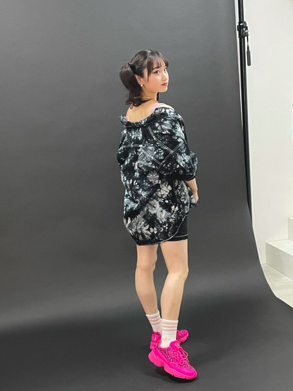 「ピンク、スニーカーコーデ、タイダイ柄、エックスガール、カジュアル、カジュアルガーリー、ブラック、ジャケットスタイル、撮影、instagram」｜「X-girlのアイテム（ジャケット/アウター、ブラック系）」を使った、ANNAさん（レディース・157cm）の夏コーディネートの1枚目の写真