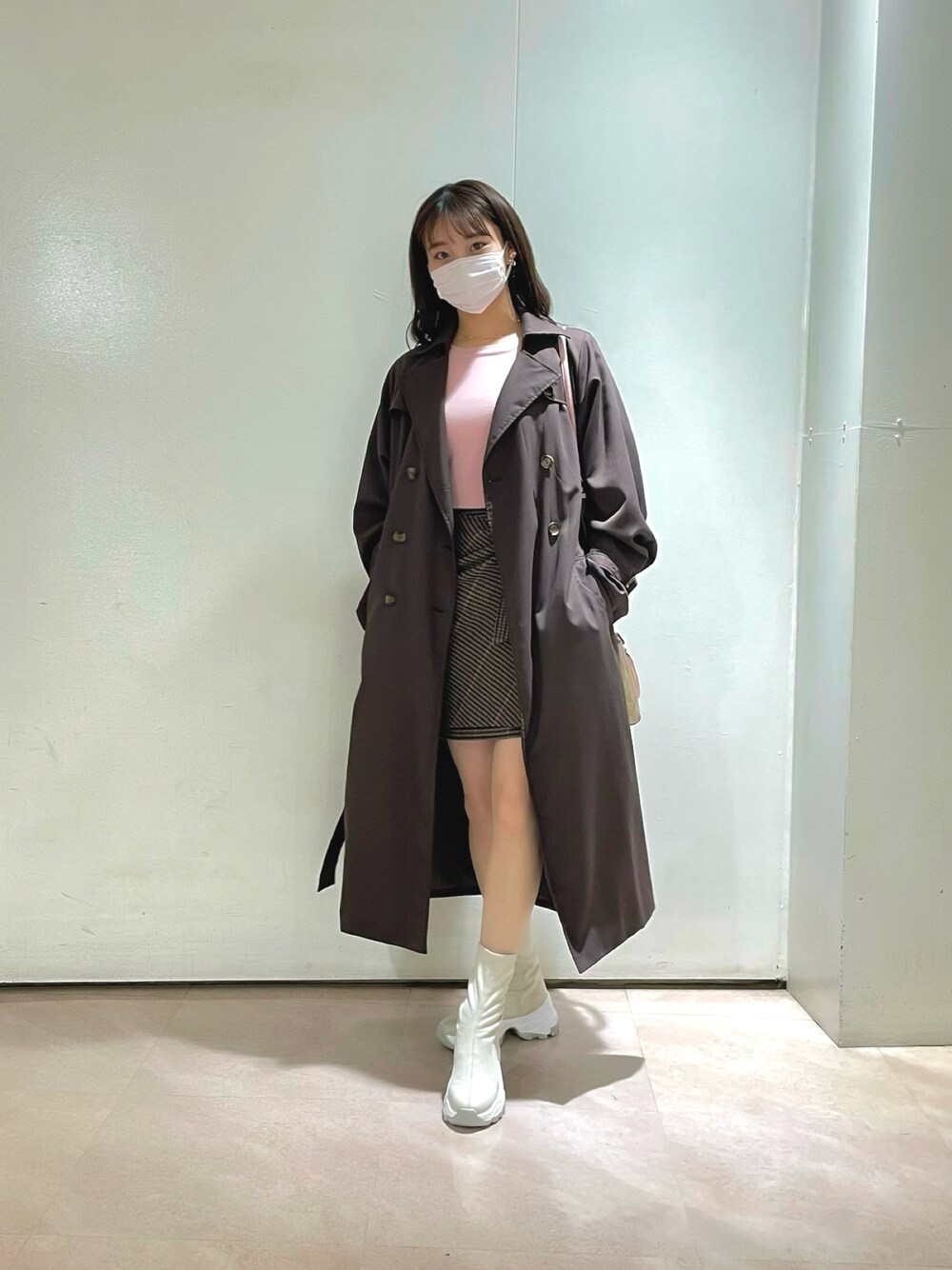 「スカート、ブーツ、ロングコート、大人カジュアル、休日スタイル、ブラウン、スニーカーブーツ、チェックスカート、ootd、ショッピング、ブラウンコーデ、着回しコーデ、秋コーデ、おしゃれさんと繋がりたい」｜「archivesのロングトレンチコート（トレンチコート、ブラウン系）」を使った、ANNAさん（レディース・157cm）の秋コーディネートの1枚目の写真