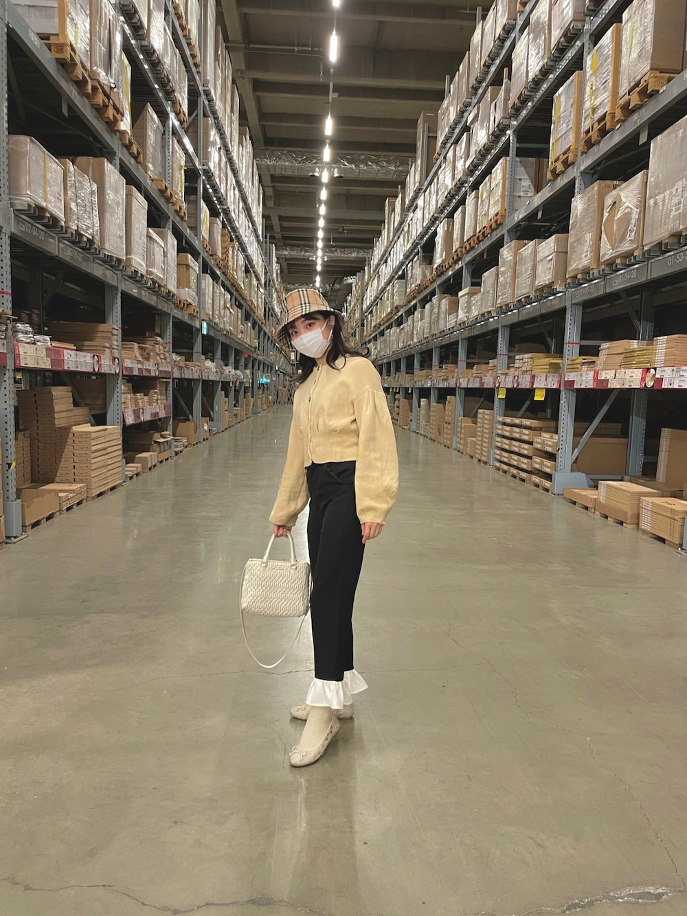 「IKEA、バーバリー、burberry、ベージュ、バケハ、カジュアルコーデ、おしゃれさんと繋がりたい、チェック、冬コーデ、冬、パンプス、靴下屋、ベージュコーデ」｜「BURBERRYのアイテム（ハット、ベージュ系）」を使った、ANNAさん（レディース・157cm）の冬コーディネートの1枚目の写真