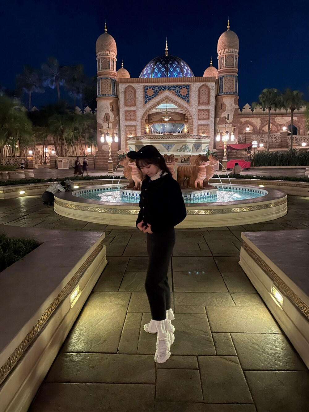 「ディズニー、ディズニーコーデ、ディズニーシー、冬コーデ、秋のコーデ、ニットコーデ、ブラックコーデ、セーター、ニット、休日スタイル、NIKE、アクアリフト、ナイキスニーカー、ナイキ、ナイキコーデ」｜「Miro amuretteのアイテム（パンツ、ブラック系）」を使った、ANNAさん（レディース・157cm）の秋コーディネートの1枚目の写真