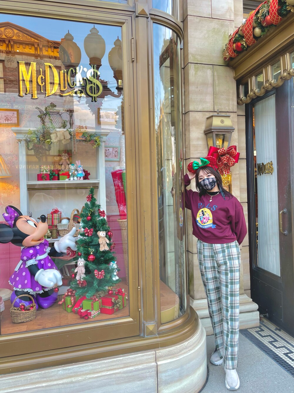 「冬コーデ、着回しコーデ、ディズニーコーデ、クリスマスカラー、プチプラコーデ、お洒落さんとつながりたい、ファッションの力を信じよう、カジュアル、パンツスタイル、チェックパンツ、クリスマスコーデ、赤、グリーンパンツ、グリーン」｜「ESPERANZAのスニーカーソールストレッチショートブーツ（ブーツ、ベージュ系）」を使った、ANNAさん（レディース・157cm）の冬コーディネートの1枚目の写真