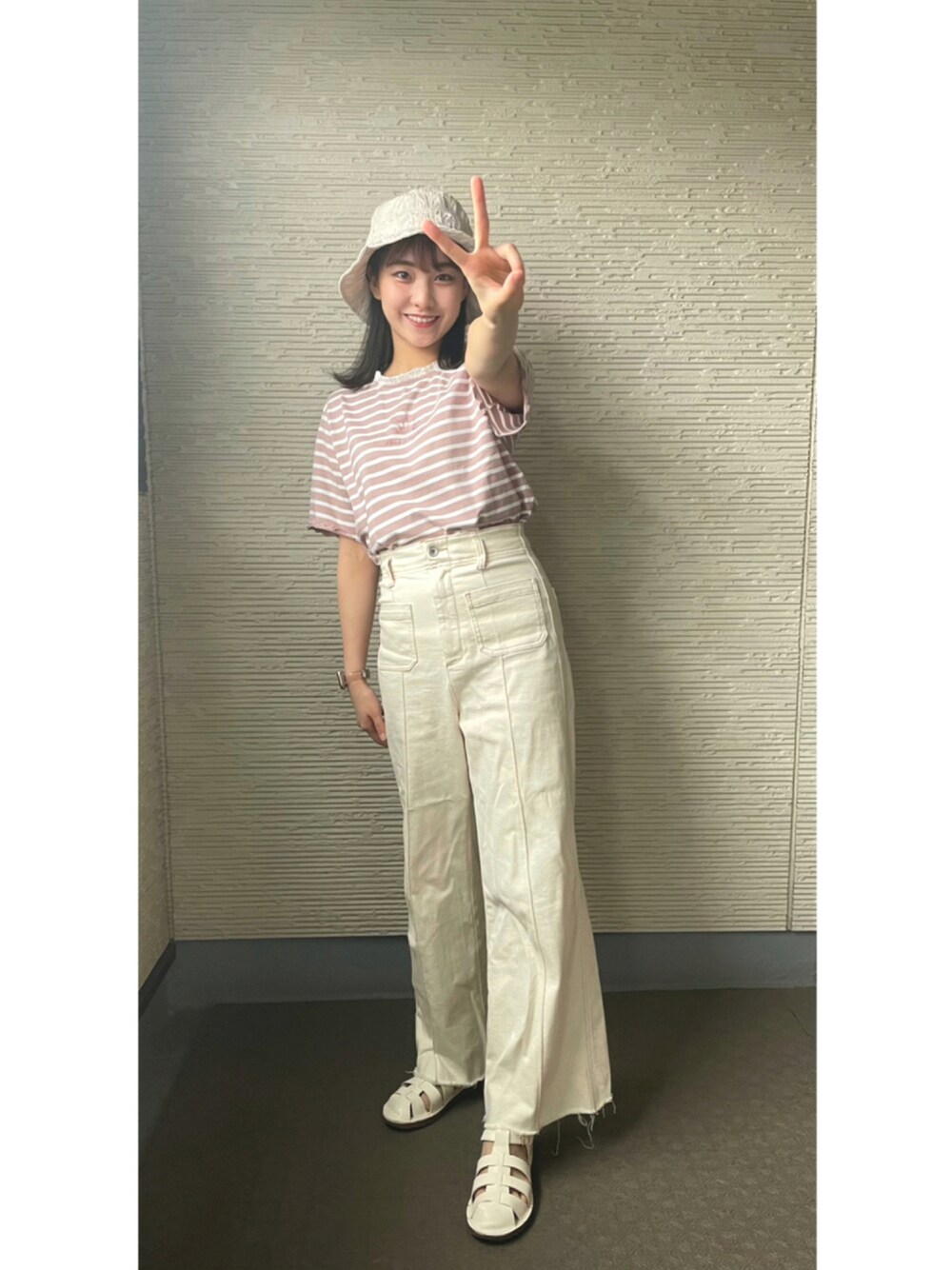 「秋服準備はじめました、ゆったりコーデ、カジュアル、大人ガーリー、デニムコーデ、ホワイト、ボーダー、お洒落さんとつながりたい、ぷーさん、アリーム、EMODA、ホワイトコーデ、Tシャツ」｜「EMODAのシャーリングナイロンバケットハット（ハット、ホワイト系）」を使った、ANNAさん（レディース・157cm）の秋コーディネートの1枚目の写真