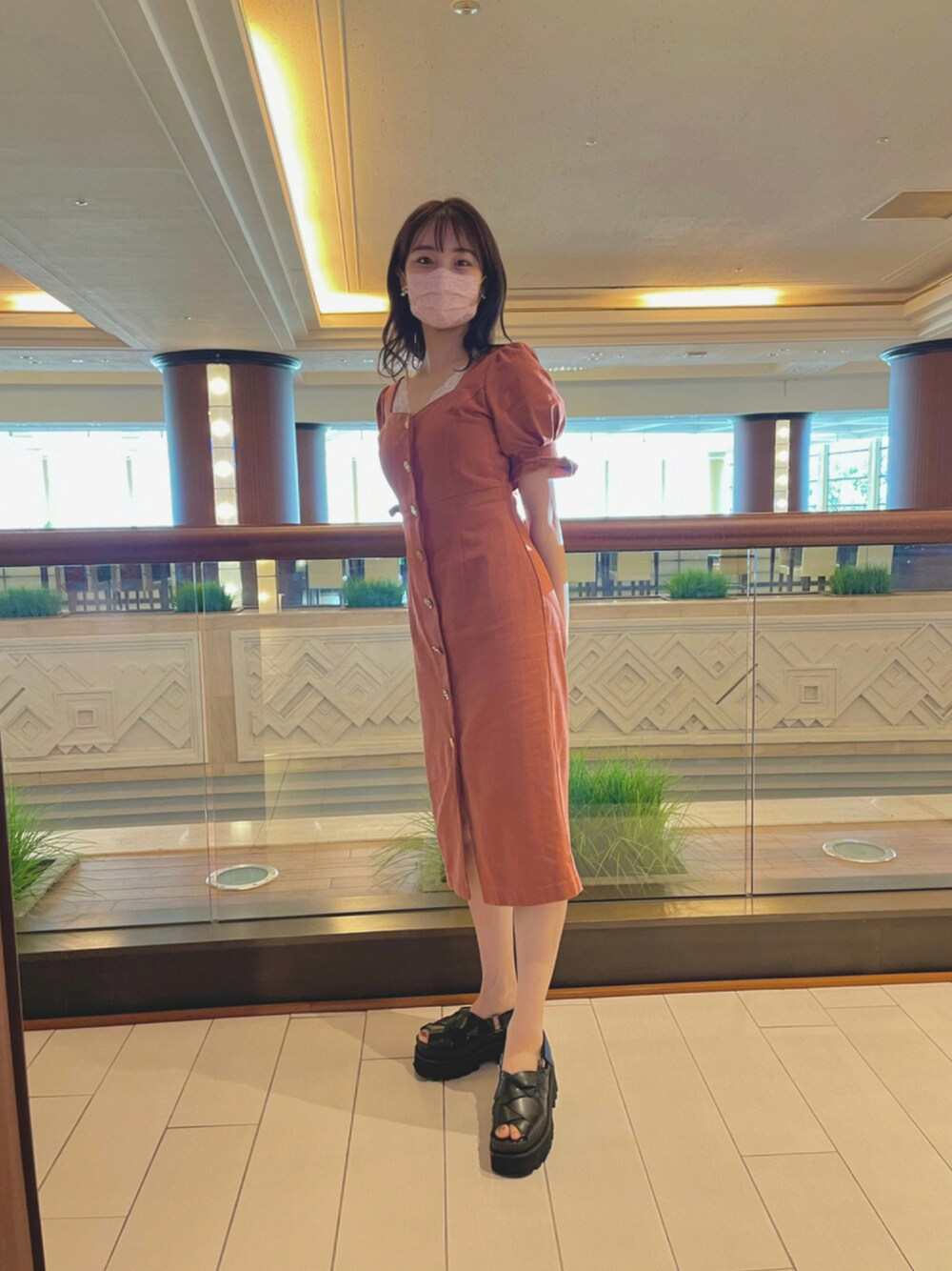 「夏コーデ、ワンピース、デニム、ブラウン、オレンジ、トレンド、いいね、save、フォローお願いします🤑、カジュアル、ロイヤルパーティー、サンダル、サンダルコーデ」｜「JEANASISのビガ－メッシュサンダル/941801（サンダル、ブラック系）」を使った、ANNAさん（レディース・157cm）の夏コーディネートの1枚目の写真
