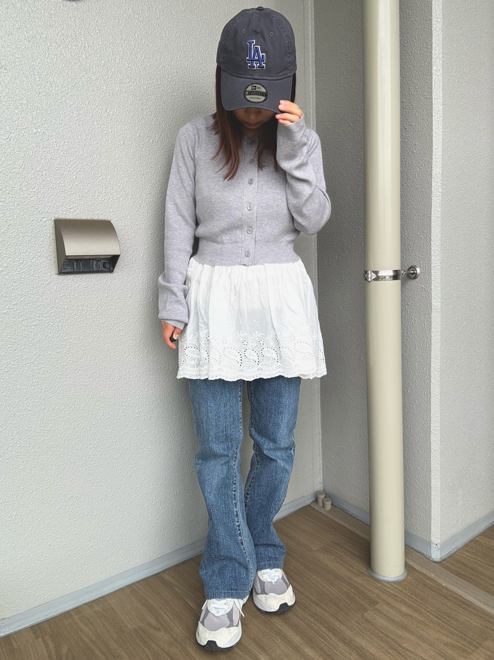 「モノトーン、春服、レイヤードスタイル、ビスチェ×デニム、キャップ、New Balance、低身長、大人コーデ、ワンピーススタイル、やっぱり帽子が好き」｜「NEW ERAの【NEW ERA/ニューエラ】【日本未発売】9TWENTY MLB CORE CLASSIC コットン ロゴキャップ（キャップ、グレー系）」を使った、ochibiさん（骨格ストレート・レディース・143cm）の春コーディネートの1枚目の写真