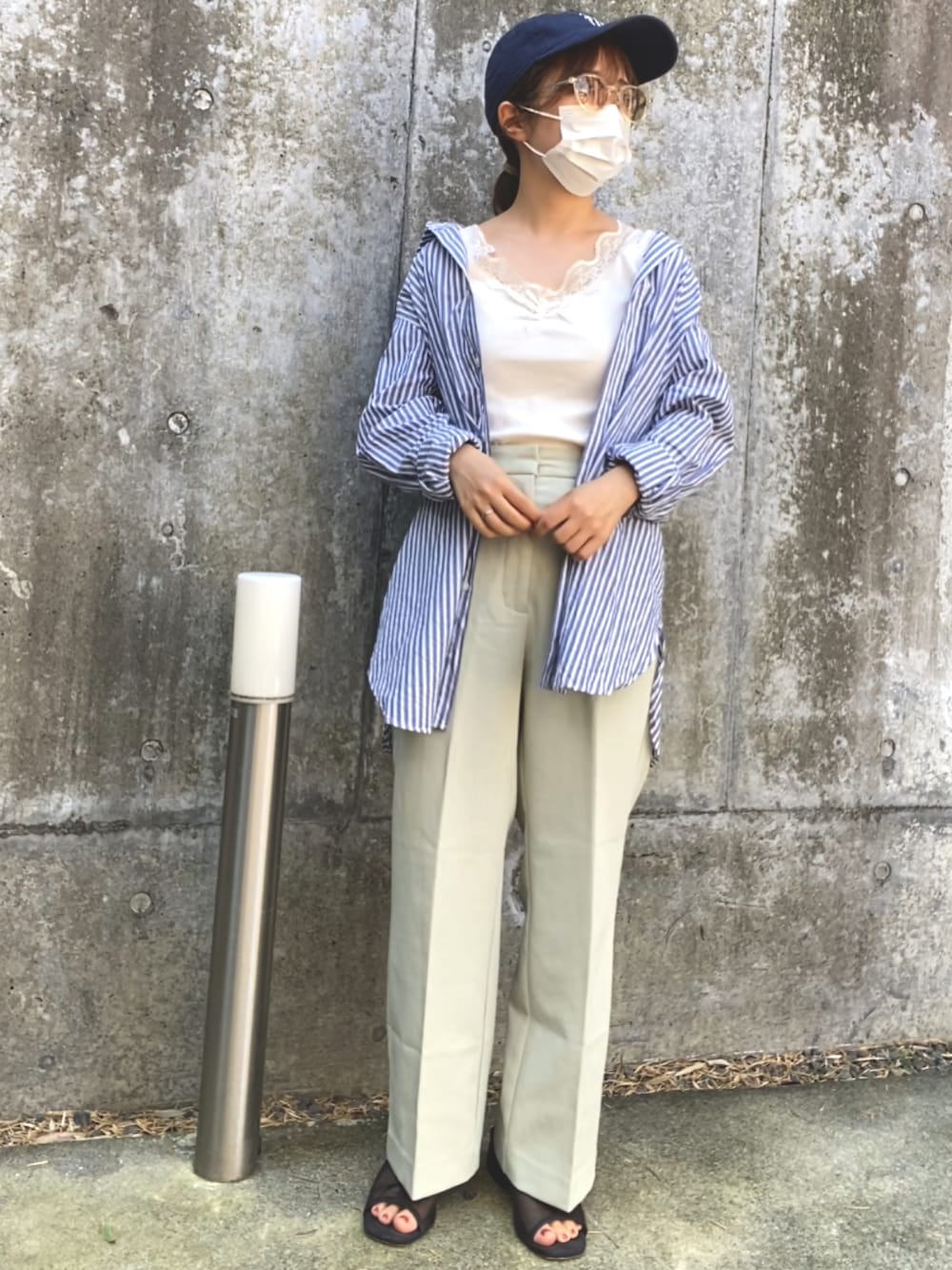 「低身長、骨格ストレート、ストライプシャツ、カラーパンツ、キャップ、オトナカジュアル、スラックス、ピスタチオ、シアーサンダル、プチプラ」｜「GUのアイテム（パンツ、グリーン系）」を使った、ochibiさん（レディース・143cm）の夏コーディネートの1枚目の写真