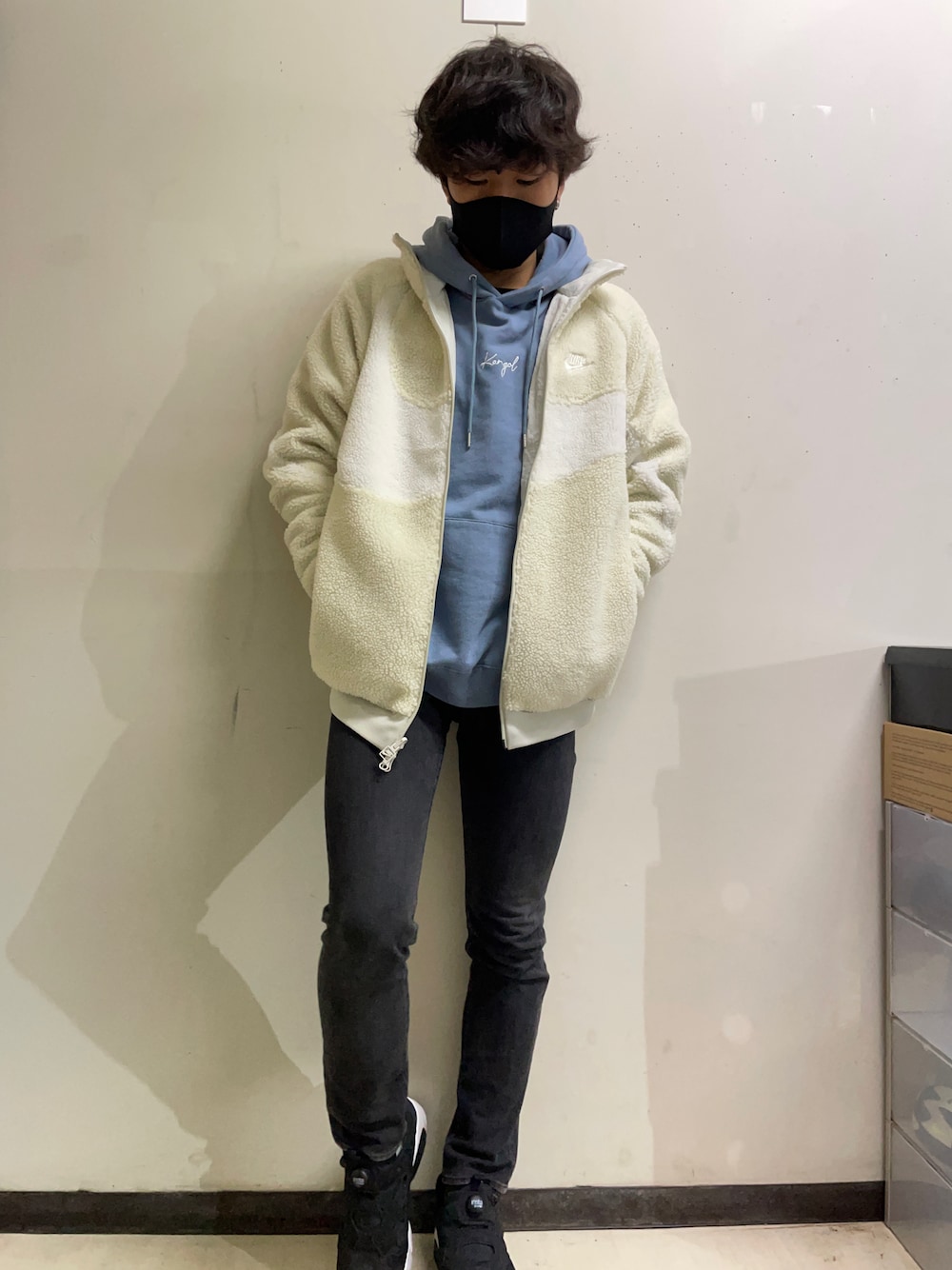 「シンプル、NIKE、大人カジュアル、スポーツミックス、プチプラ、きれいめカジュアル、ゆるコーデ、秋冬コーデ、おしゃれさんと繋がりたい、未来のWEARISTAプロジェクト、休日スタイル」｜「KANGOLのKANGOL カンゴール スリーブロゴプルパーカー（パーカー、ブルー系）」を使った、Roroさん（メンズ・171cm）の秋コーディネートの1枚目の写真