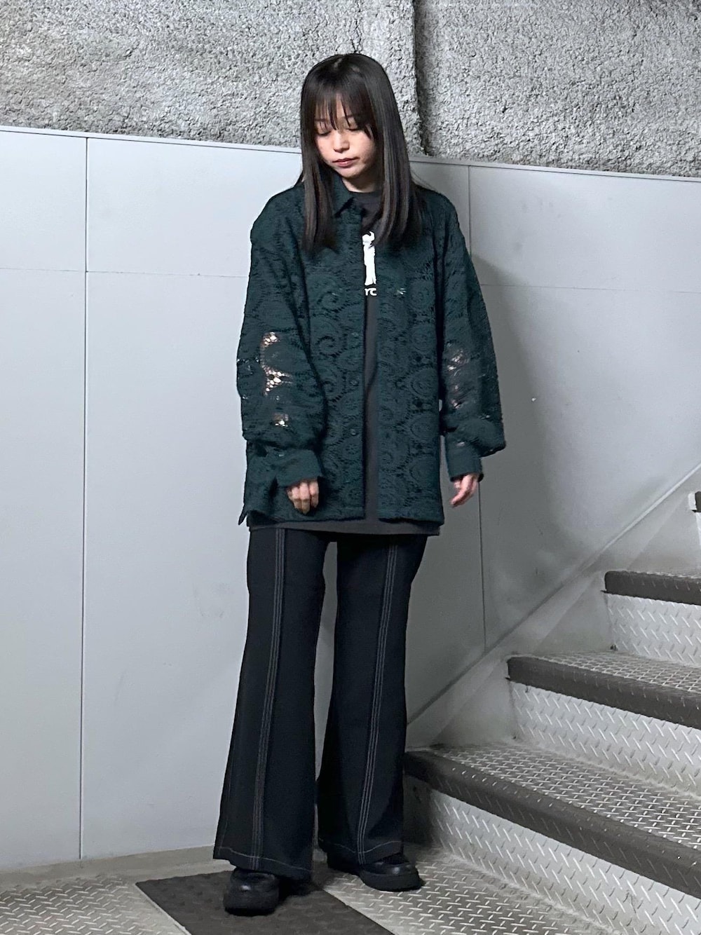 「レースシャツ、グリーン、春コーデ、24SS春の新作、春夏コーデ、骨格ウェーブ、フレアパンツ、きれいめコーデ、きれいめカジュアル、スニーカー、JUNRed、シャツ」｜「JUNREDのペイズリーレースロングスリーブシャツ（シャツ/ブラウス、グリーン系）」を使った、KONOMIさん（レディース・158cm）の春コーディネートの1枚目の写真