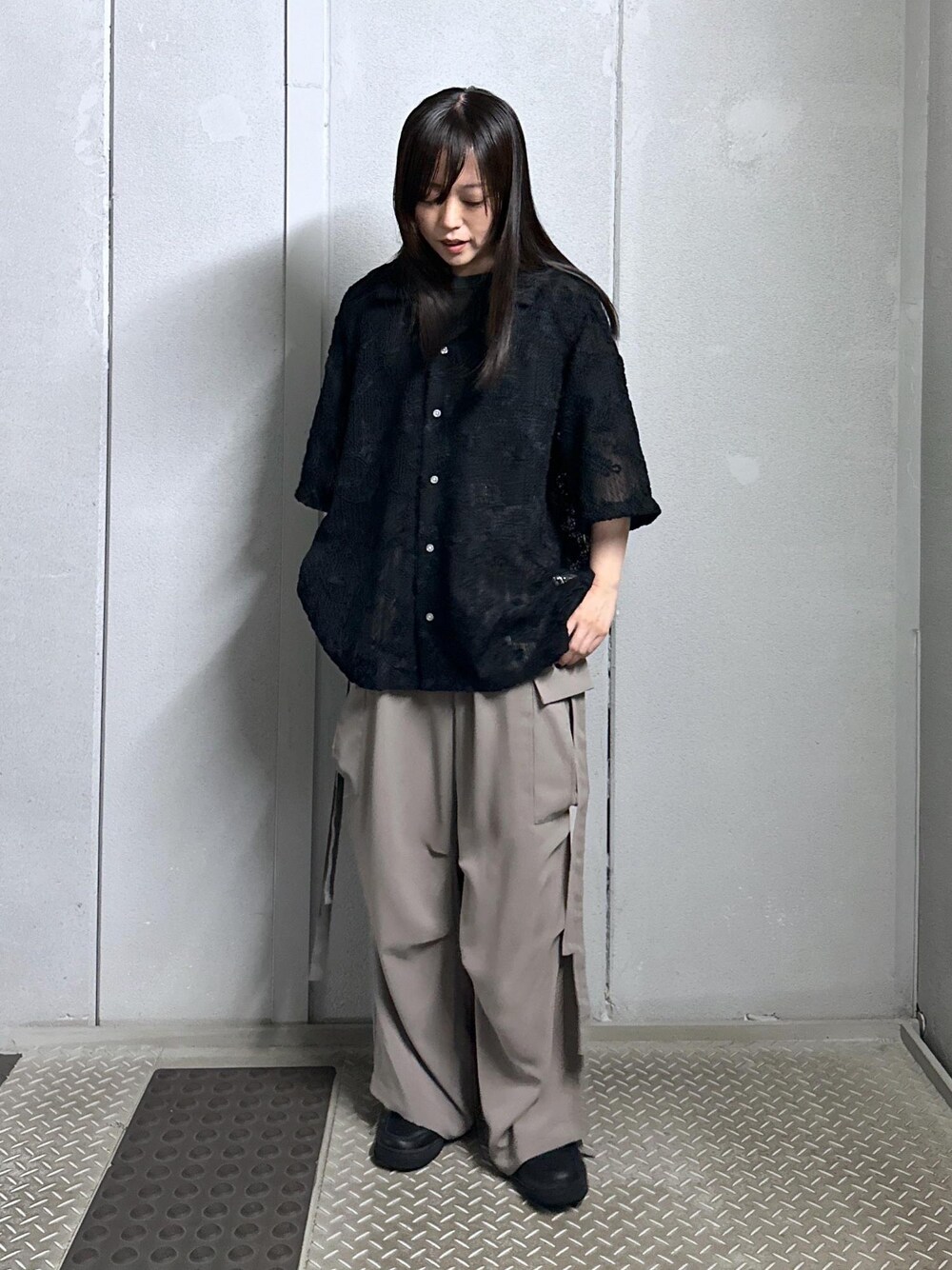 ブラック系のシャツ/ブラウス、グレー系のカーゴパンツを着用したレディースの夏コーディネートの1枚目の写真