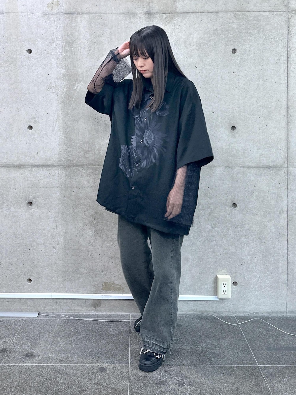 「24SS春の新作、24SS夏の新作、ブラック、夏コーデ、バンドT、バンドTシャツ、半袖、メンズライク、骨格ウェーブ、JUNRed、シャツ、モード」｜「re_k by JUNREDのGOOD ROCK SPEED×re_k by JUNRED / ヴィンテージライクバンドTEE（Tシャツ/カットソー、ブラック系）」を使った、KONOMIさん（レディース・158cm）の春コーディネートの1枚目の写真