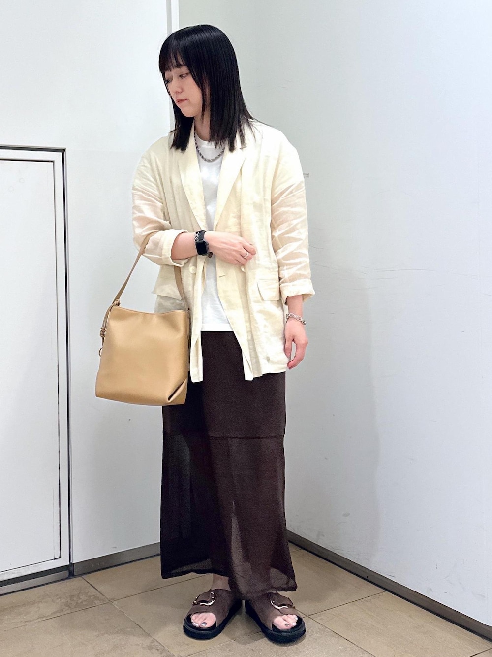 「SALON adam et ropé、ウェーブ、イエベ秋、混合、トップス、Tシャツ/カットソー、ジャケット/アウター、テーラードジャケット、スカート、バッグ、ショルダーバッグ、シューズ、サンダル、SBA55050、SHC35260」｜「MOHIの【MOHI（モヒ）】バックルベルトサンダル（サンダル、ブラウン系）」を使った、KONOMIさん（レディース・158cm）の春コーディネートの1枚目の写真