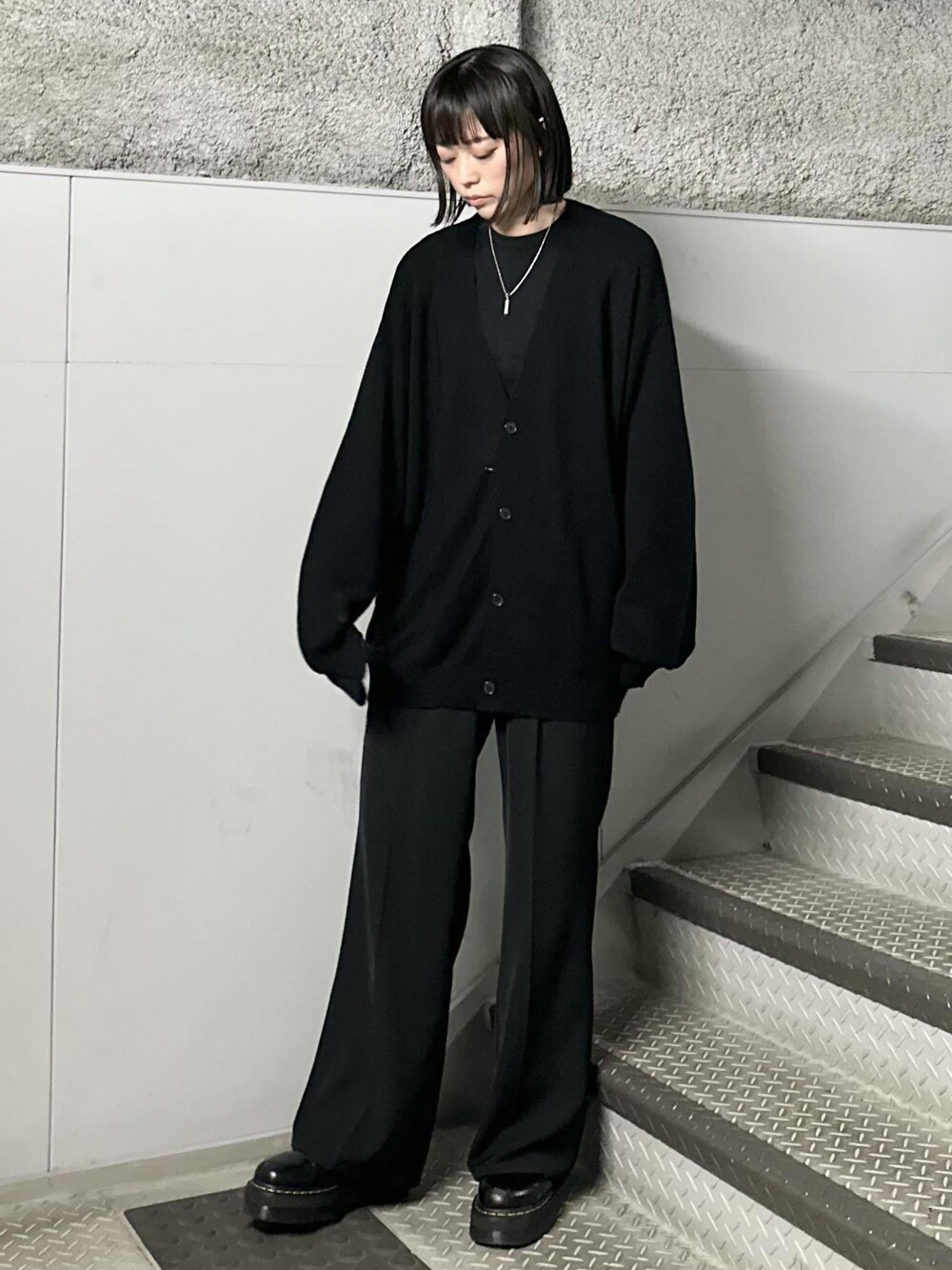 「新作、春、春コーデ、小旅行、ショッピング、ブラック、長袖、カーディガン、ワイド、フレア、フレアパンツ、JUNRed」｜「JUNREDのガーター編みビッグカーディガン（カーディガン/ボレロ、ブラック系）」を使った、KONOMIさん（レディース・158cm）の春コーディネートの1枚目の写真