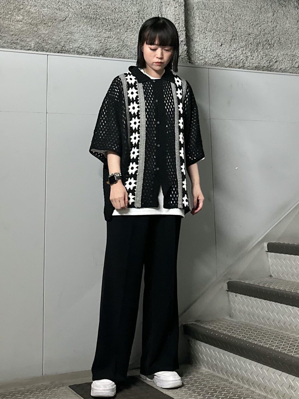 「モノトーン、新作、春、春コーデ、夏、夏先取り、ワイドストレート、ワイドパンツ、ショッピング、小旅行、JUNRed、シャツ、モード」｜「JUNREDのフラワークロシェハーフスリーブシャツ（シャツ/ブラウス、ブラック系）」を使った、KONOMIさん（レディース・158cm）の春コーディネートの1枚目の写真