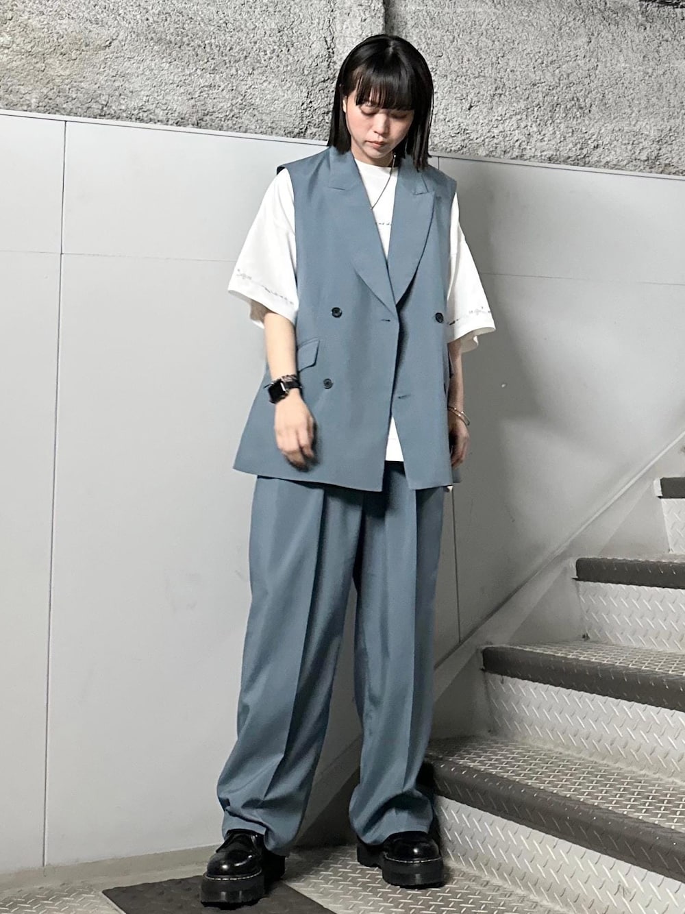 「ジレ、セットアップ、Tシャツ、小旅行、春、新作、春コーデ、夏、夏先取り、ショッピング、ベスト、メンズライク、厚底シューズ、春夏コーデ、JUNRed」｜「JUNREDの2ポイントショートスリーブワイドTシャツ（Tシャツ/カットソー、ホワイト系）」を使った、KONOMIさん（レディース・158cm）の春コーディネートの1枚目の写真