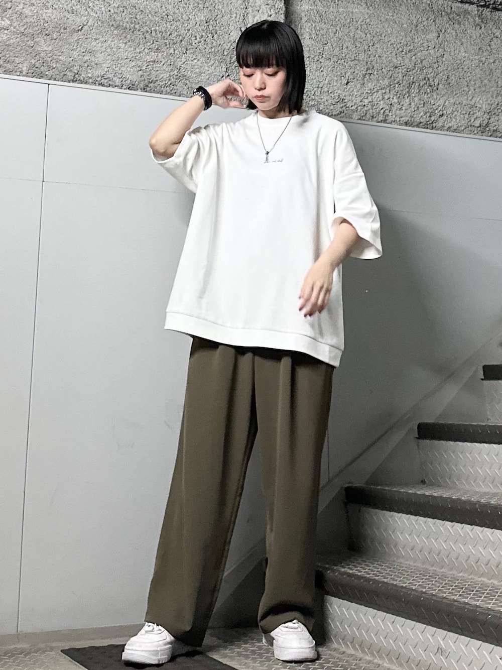 「ワイドストレート、春、夏、夏先取り、Tシャツ、BBQ、ショッピング、フェス、JUNRed、ワイドパンツ」｜「JUNREDのライトドレスワイドストレートパンツ（スラックス、ベージュ系）」を使った、KONOMIさん（レディース・158cm）の春コーディネートの1枚目の写真