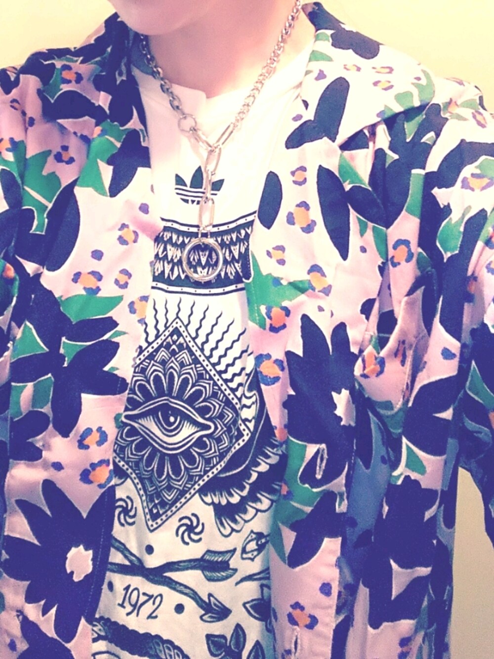 「花柄、RNA、adidas originals、ピンク」｜「RNAのB2641 ＭＩＸフラワー柄シャツ（シャツ/ブラウス、ピンク系）」を使った、サンセットさん（レディース・155cm）の夏コーディネートの1枚目の写真