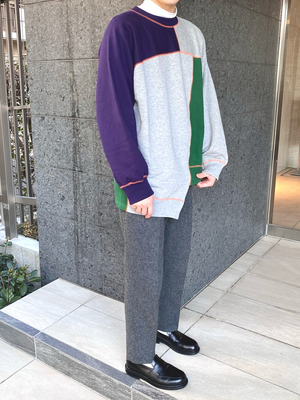 グレー系のその他パンツ、その他のスウェットを着用したメンズの冬コーディネートの1枚目の写真