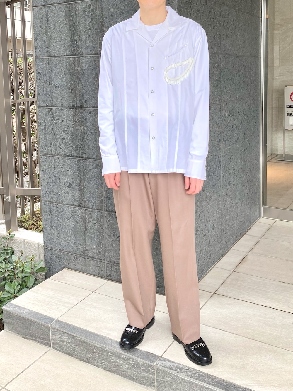 ホワイト系のシャツ/ブラウス、ブラウン系のパンツ、ブラック系のシューズを着用したメンズの春コーディネートの1枚目の写真