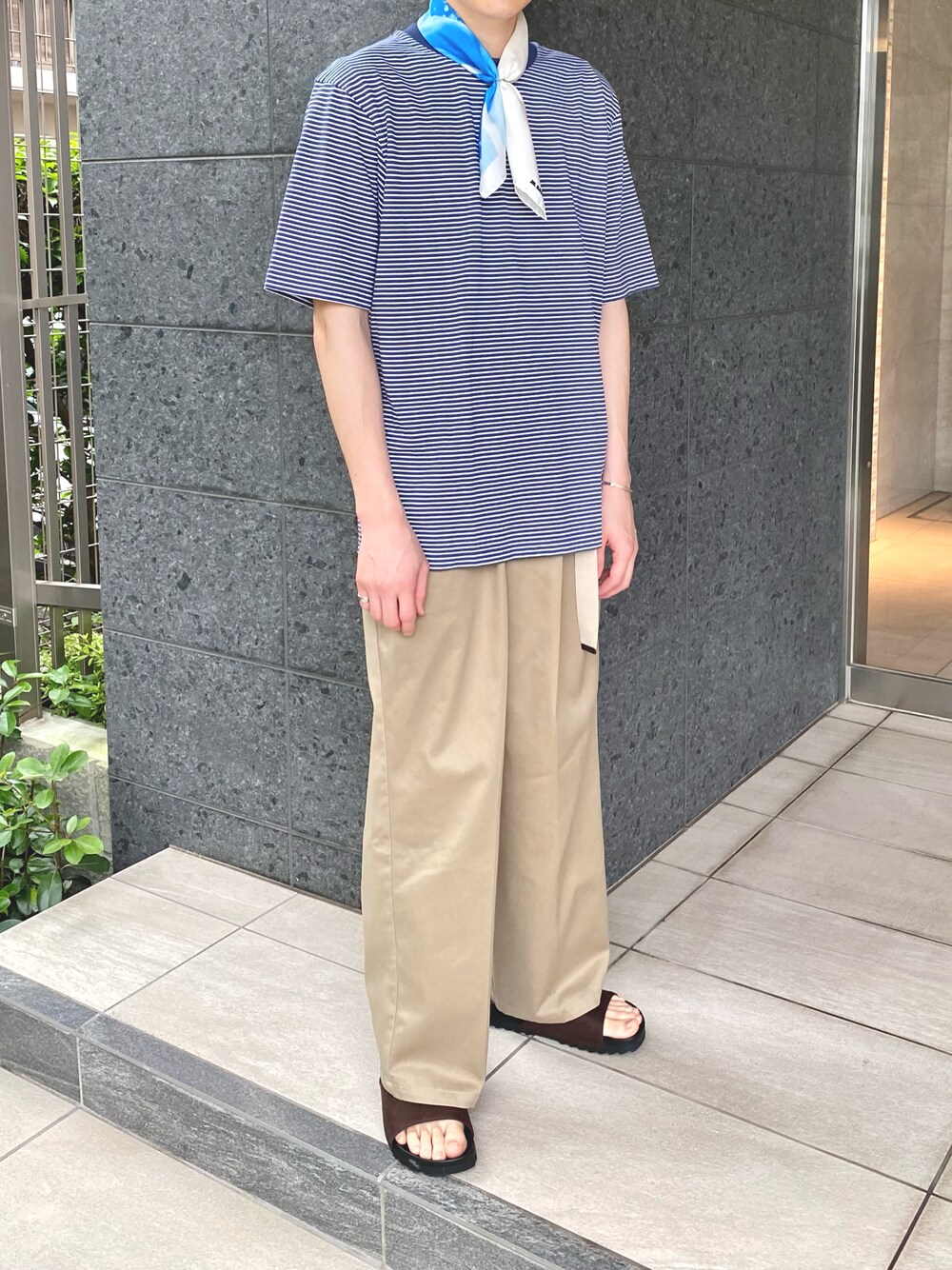 ブルー系のTシャツ/カットソー、グリーン系のチノパンツ、ホワイト系のバンダナ/スカーフを着用したメンズの夏コーディネートの1枚目の写真