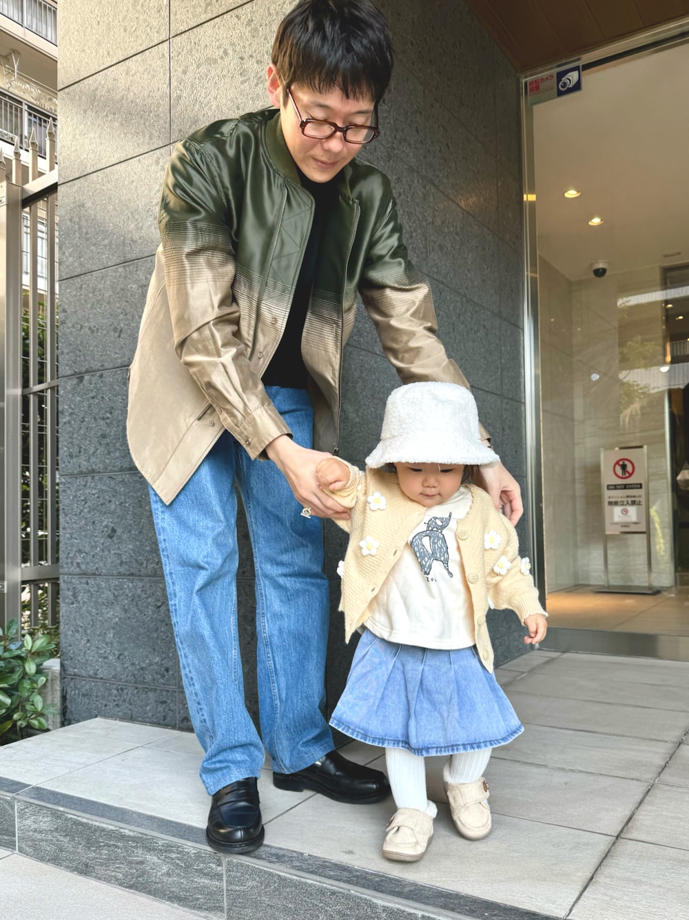 「パパコーデ、休日コーデ、冬コーデ、ミリタリー、デニム、デニムパンツ、ローファー、キッズコーデ、ハット、スウェット、ストリート、オトナカジュアル、シンプル、お洒落さんとつながりたい、新星WEARISTAにエントリー」｜「petit mainの【リンク】花モチーフカーデセットアップ★（アンサンブル、ベージュ系）」を使った、nobutoYAさん（メンズ・172cm）の冬コーディネートの1枚目の写真