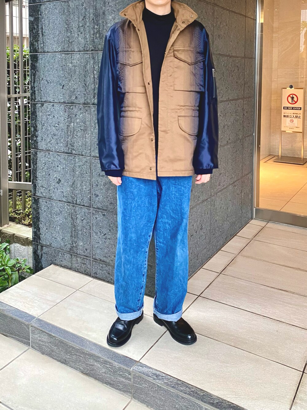 ブラウン系のジャケット/アウター、ブルー系のデニムパンツ、ブラック系のローファーを着用したメンズの冬コーディネートの1枚目の写真